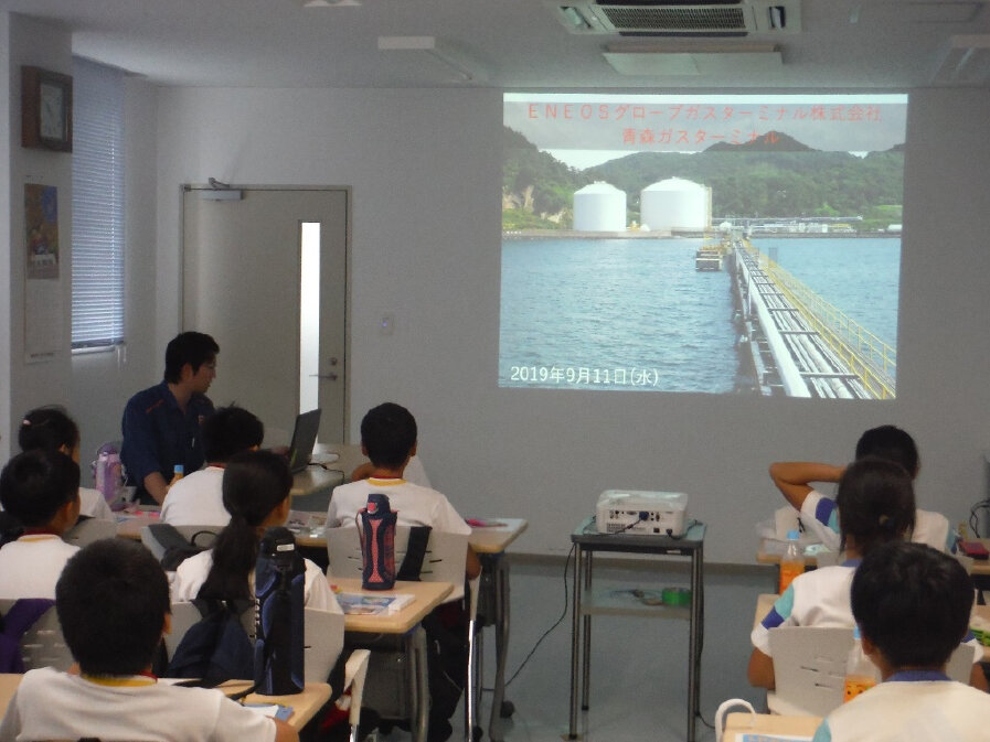 基地やＬＰガスの流通について所員の説明を受ける生徒たち