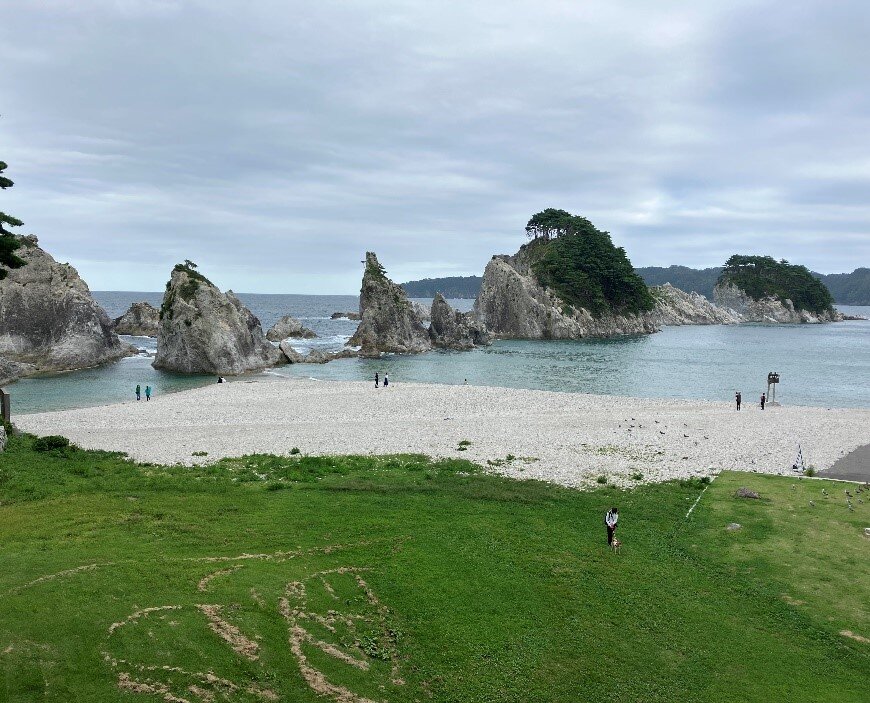 白い流紋岩が浜辺に並ぶ。ホテルから徒歩10分の距離。