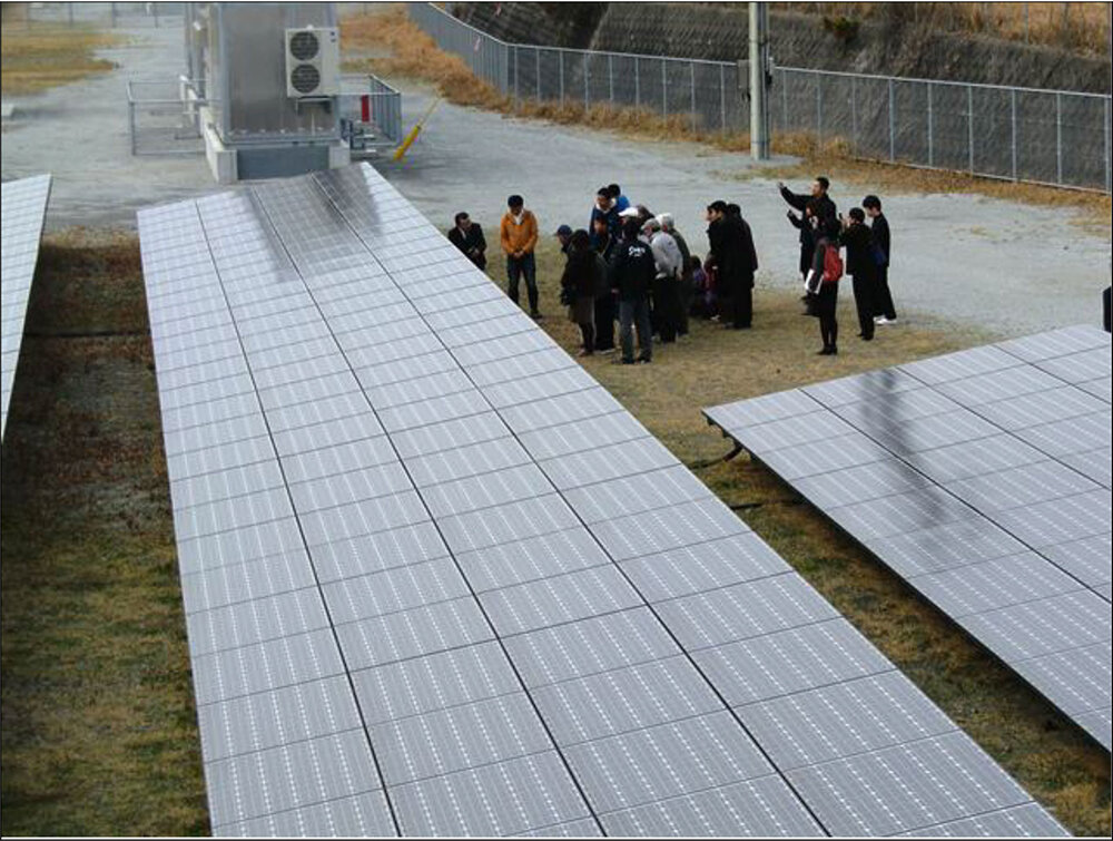 発電所内に設置されている太陽光パネルを使い、説明