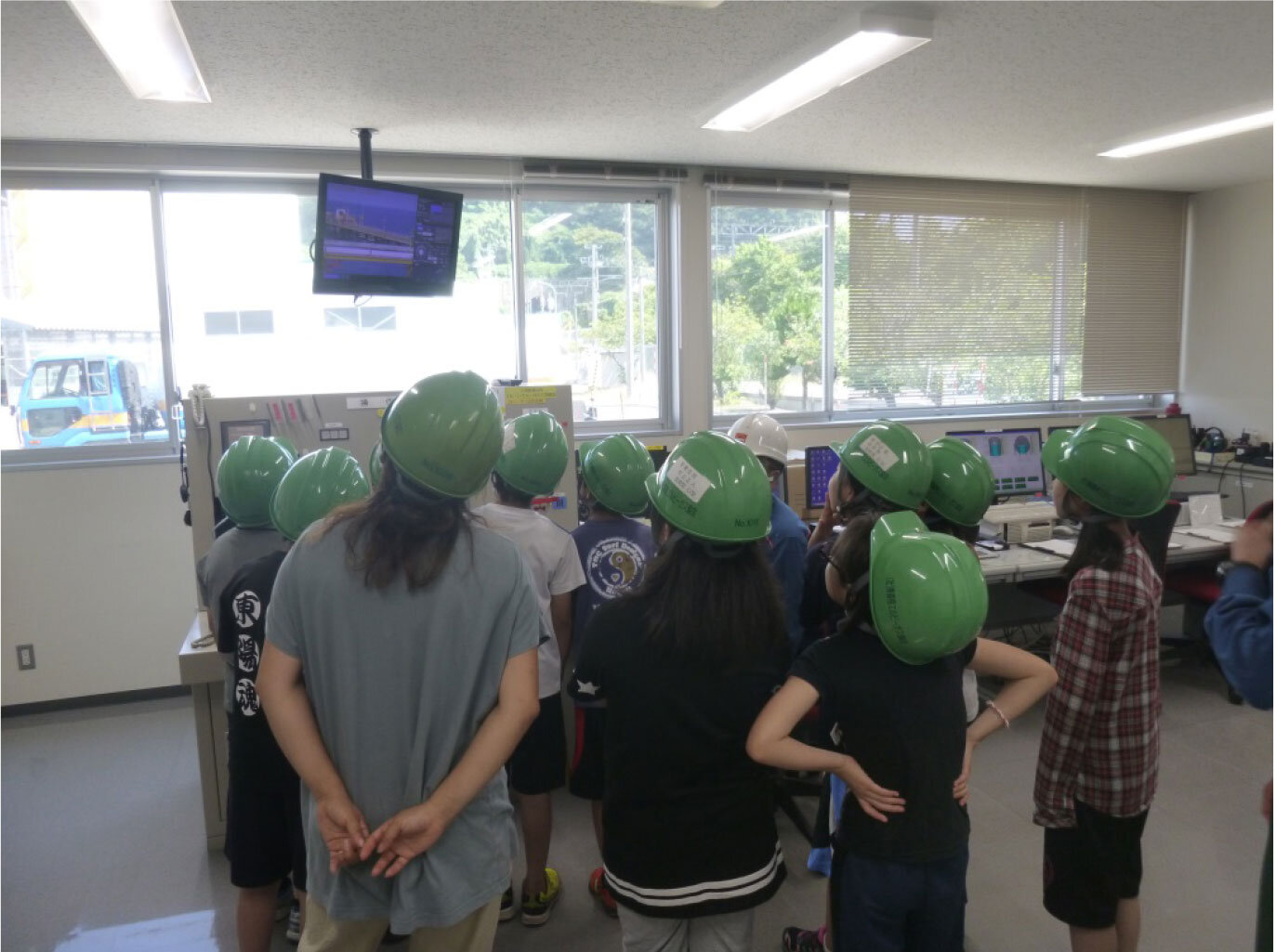 ターミナル監視室内のモニターで出荷作業を見学